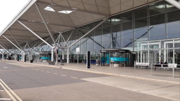 斯坦斯特德机场“炸弹骗局”后，易捷航空飞机上的男子被捕